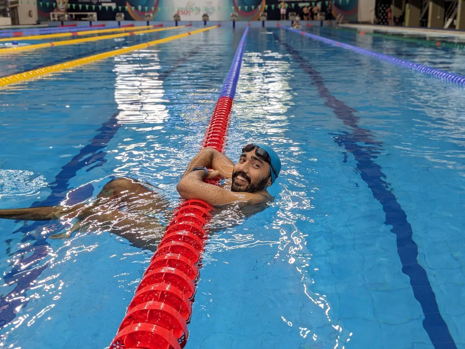 Oscar holding onto a lane divider